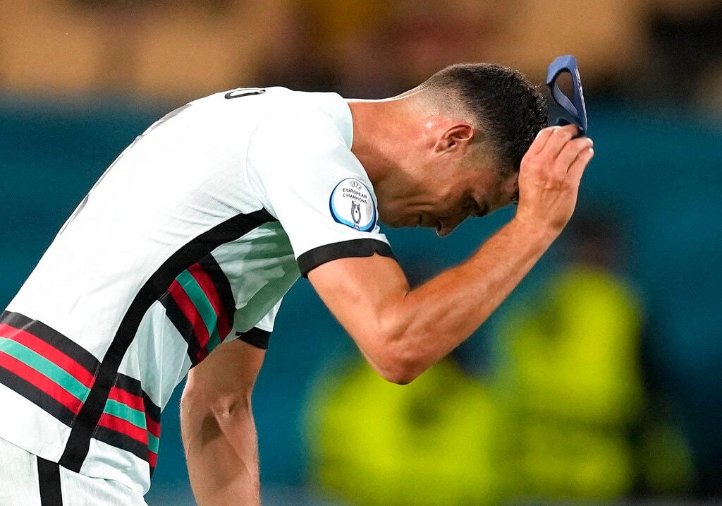 C.Ronaldo đã tháo tấm bằng đội trưởng của đội tuyển Bồ Đào Nha và thả xuống sân trong nỗi đau cùng cực.