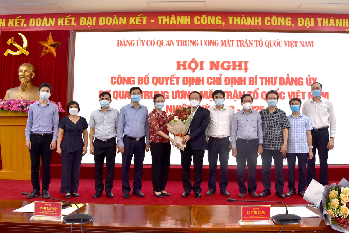 Các Phó Chủ tịch UBTƯ MTTQ Việt Nam và Đảng ủy Cơ quan Trung ương MTTQ Việt Nam chúc mừng Phó Chủ tịch - Tổng Thư ký Lê Tiến Châu.