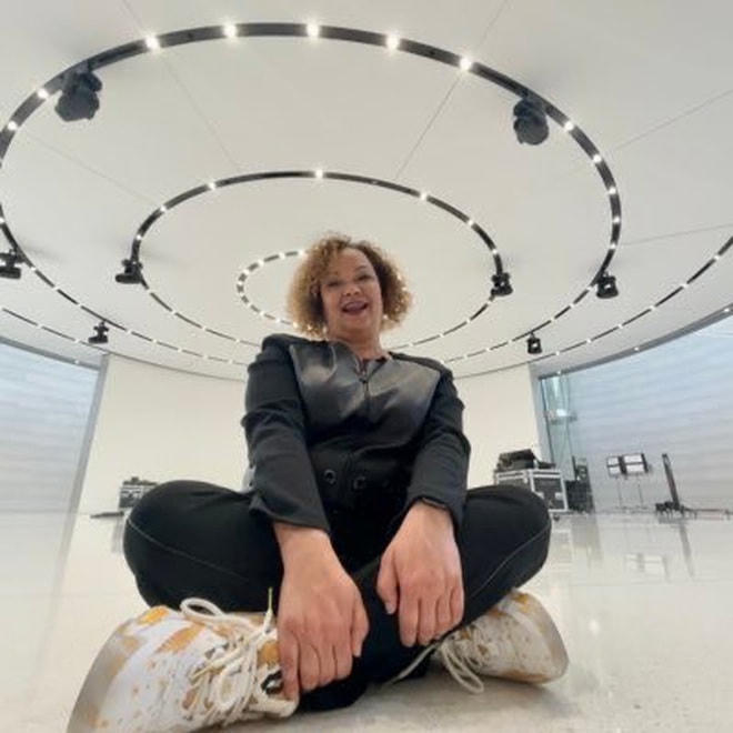 Hình ảnh Lisa Jackson mới đăng tải cho thấy bà chụp trong studio quen thuộc của Apple, với các công cụ sản xuất chương trình ở phía sau.