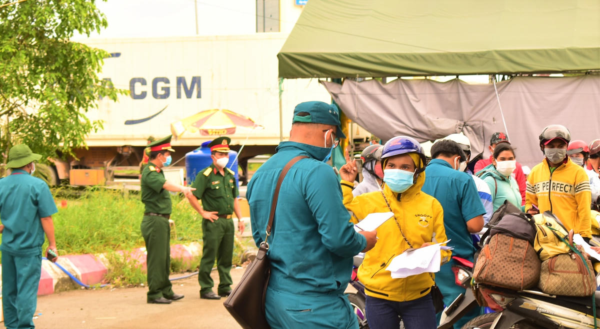 Lực lượng chức năng kiểm tra giấy tờ, phân loại để tiếp nhận đưa về quê hay chuyển vào khu cách ly.