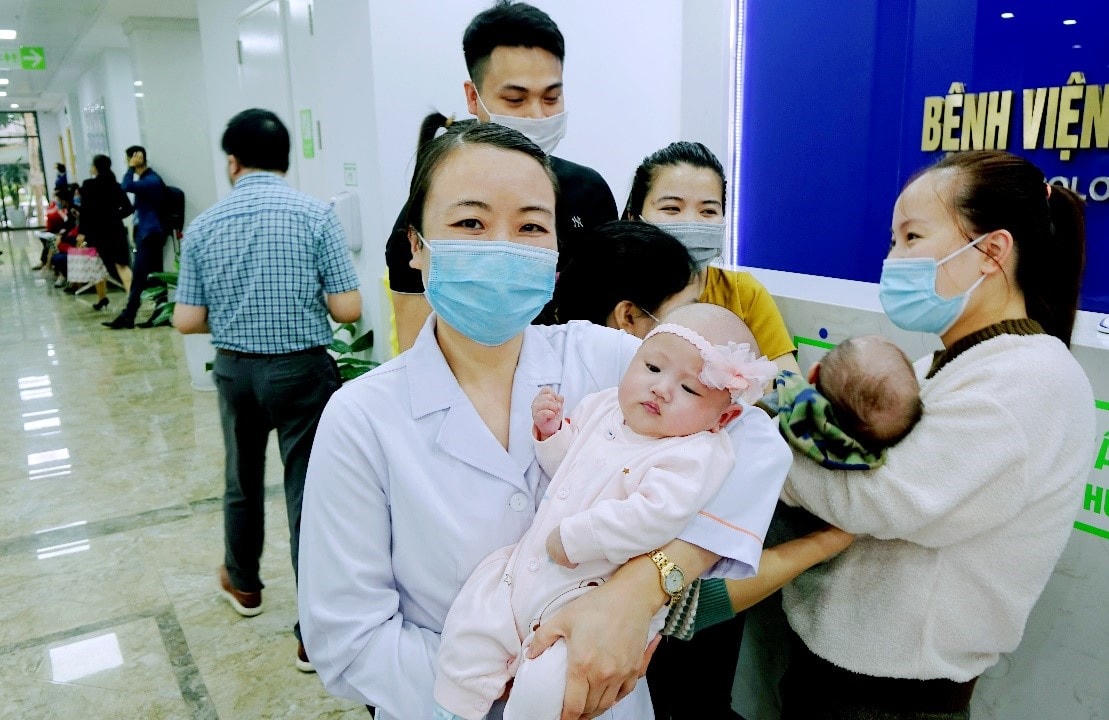 Bác sĩ Bệnh viện Nam học và Hiếm muộn chào đón các em bé từ thụ tinh ống nghiệm.