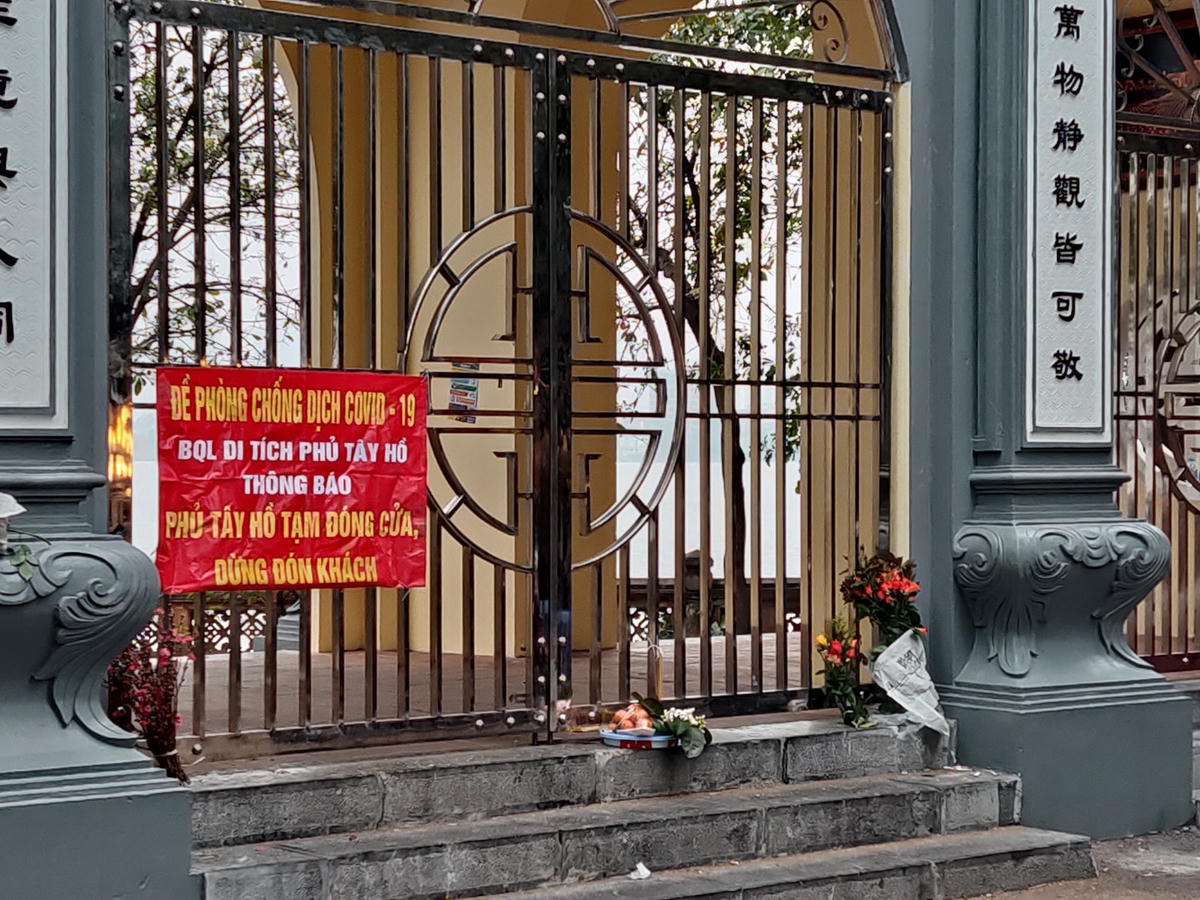 Một mâm lễ bày ngoài cổng Phủ Tây Hồ.