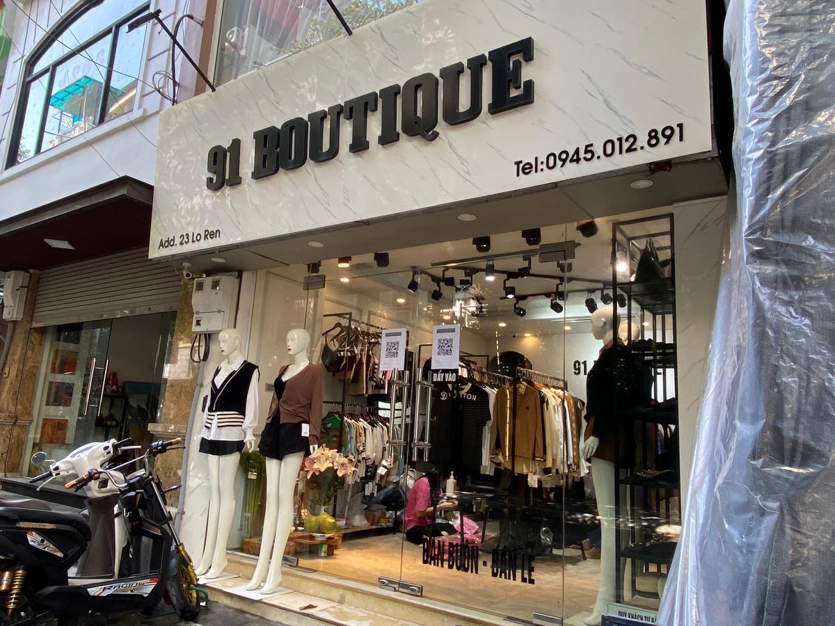 Một số các cửa hàng đã thực hiện cài đặt mã QRcode để khách hàng có thể thực hiện khai báo y tế online, tuân thủ đúng các biện pháp về phòng, chống dịch Covid-19.