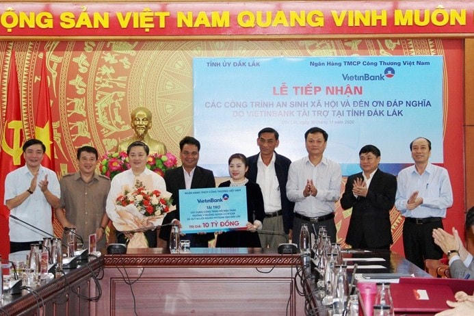 VietinBank trao bảng tượng trưng 10 tỷ đồng hỗ trợ tỉnh Đắk Lắk.