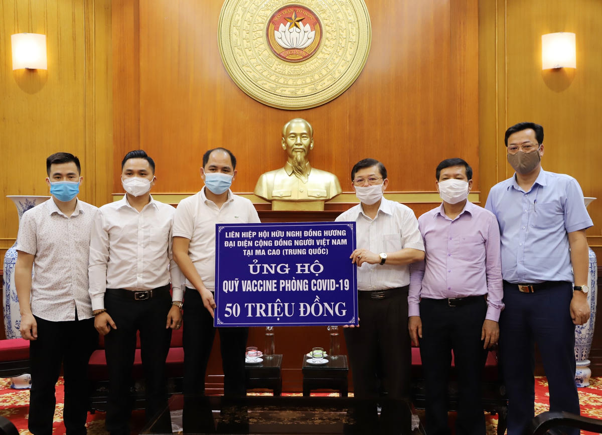 Phó Chủ tịch Nguyễn Hữu Dũng tiếp nhận ủng hộ từ Liên hiệp Hội hữu nghị đồng hương - đại diện cộng đồng người Việt Nam tại Macau (Trung Quốc).