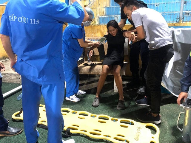 Sau đó, cổ động viên này dần ngất lịm khiến đội ngũ y tế phải can thiệp hồi sức.  