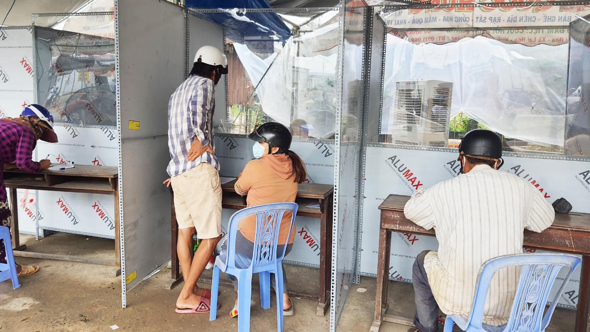 Người dân khai báo y tế tại các chốt kiểm soát.