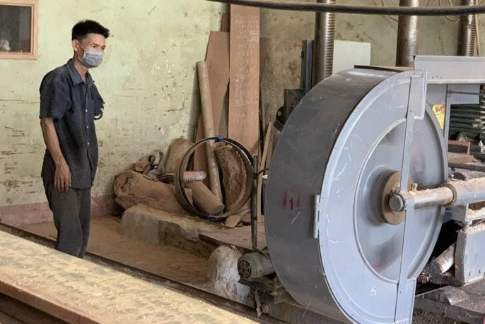 Môi trường làm việc tại các làng nghề tiềm ẩn nhiều rủi ro, nguy hiểm. Ảnh: Thảo Chi.