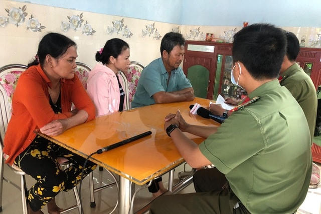 Công an Quảng Ngãi gặp những gia đình có con em khuyết tật để xác minh hiệu quả chữa bệnh của ông Võ Hoàng Yên  