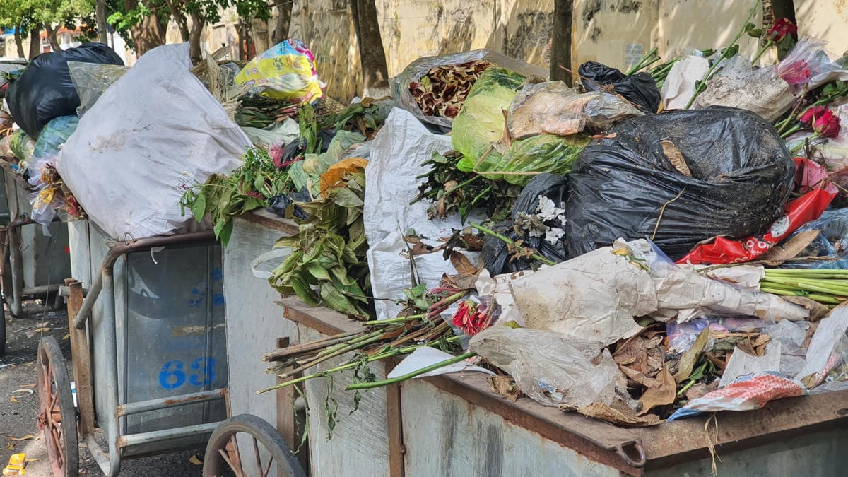 [ẢNH] TP Thái Bình: Dân chặn xe thu gom, rác thải tràn ngập phố phường