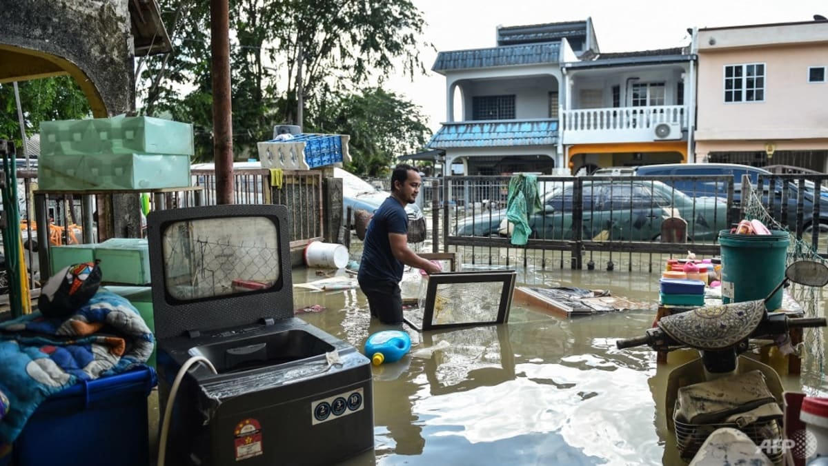 Tàn dư của trận lũ lụt ‘trăm năm có một’ rất khó để người dân Malaysia xử lý nhanh chóng. Ảnh: CNA.