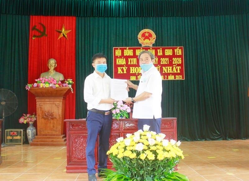 Phó Bí thư Thường trực Huyện ủy Giao Thủy (phải) trao quyết định điều động tới ông Vũ Xuân Trường.