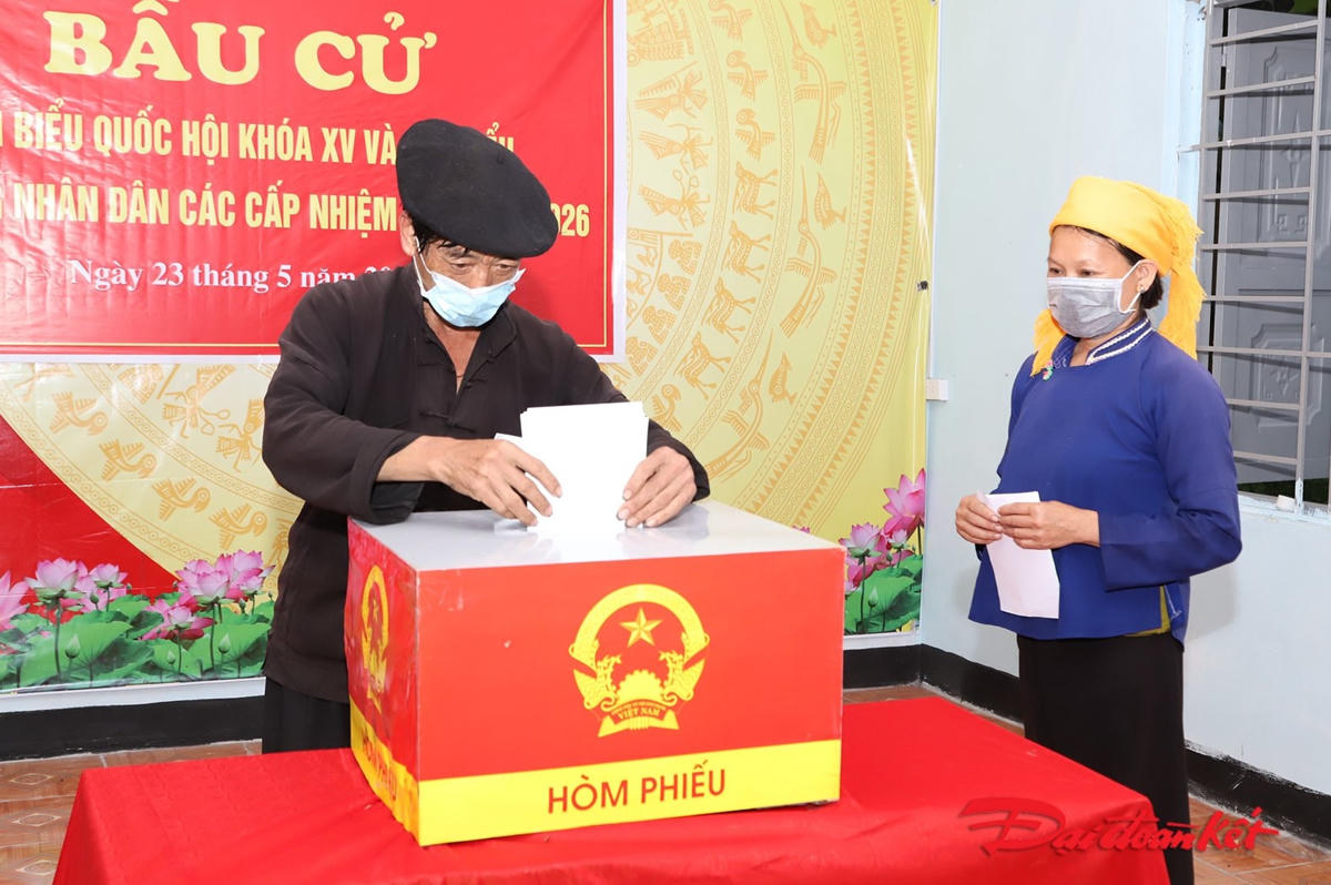[ẢNH] Người dân Sơn Vĩ đi bầu sớm còn đi chợ phiên