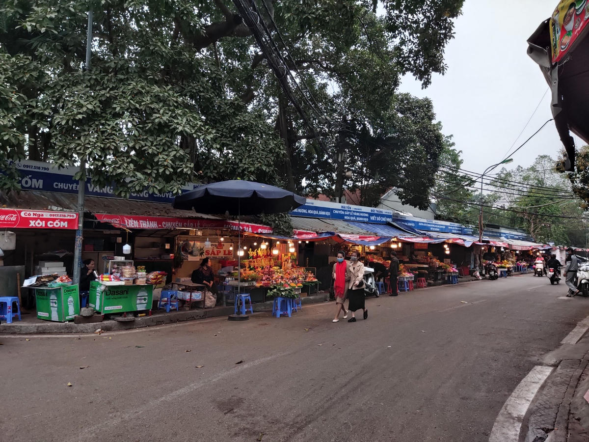 Hàng quán vẫn mở nhưng không có khách.