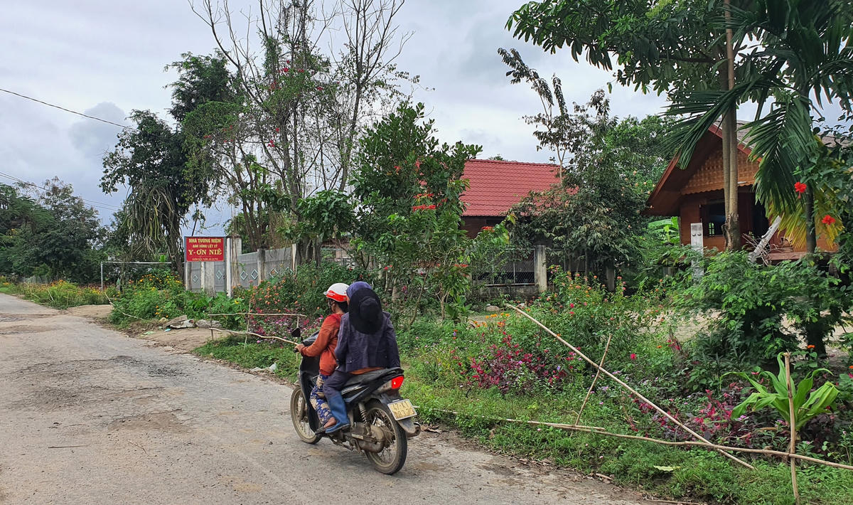 Đường vào Nhà tưởng niệm anh hùng liệt sỹ Y Ơn Niê ở buôn căn cứ cách mạng Đắk Tuôr, xã Cư Pui.