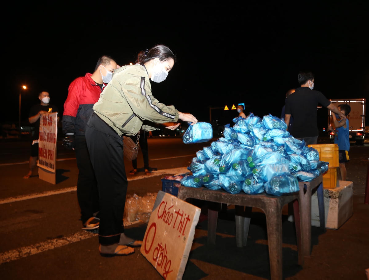 Hàng ngàn phần quà gồm cơm, cháo, nước suối, sữa, bánh mì được các mạnh thường quân hỗ trợ người dân đi đường từ sáng ngày 4/10 đến tận gần 2h đếm 5/10 