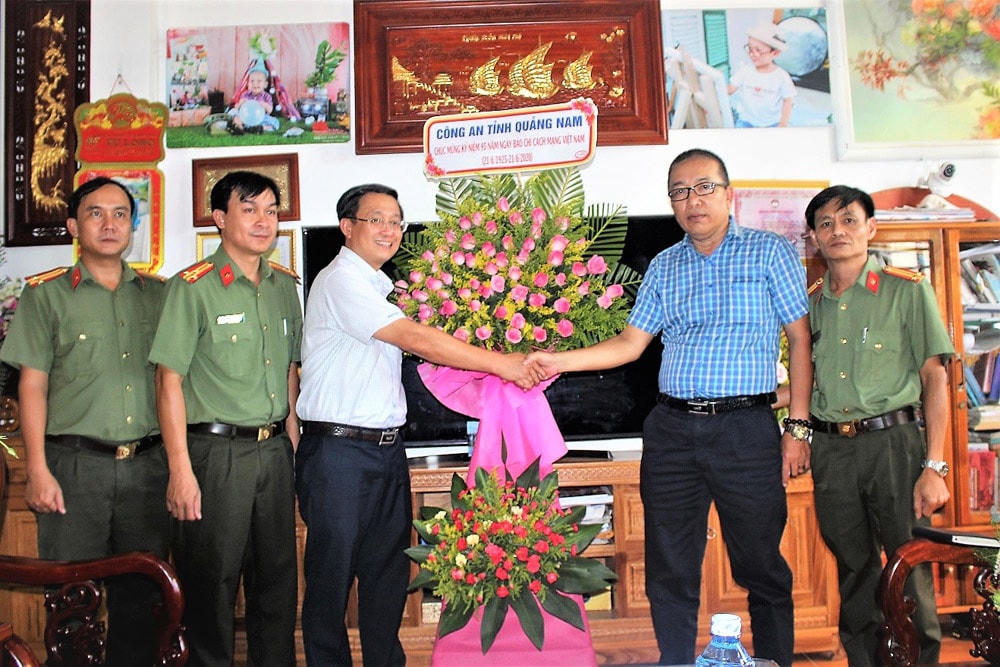 Lãnh đạo Công an tỉnh Quảng Nam chúc mừng Văn phòng Báo Đại Đoàn Kết tại Quảng Nam, Quảng Ngãi.