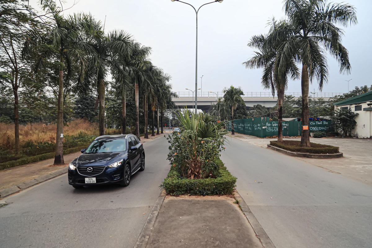 Còn nhà thơ Chế Lan Viên được đặt tên cho con phố ở quận Bắc Từ Liêm bắt đầu từ ngã ba giao đường Phạm Văn Đồng tại lối vào Khu đô thị Resco đến ngã ba giao cắt cạnh tòa nhà cán bộ Thành ủy với chiều dài 700 m, rộng 12,5 m.