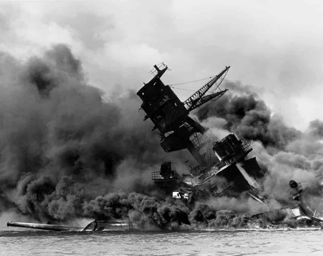 Tàu USS Arizona bị trúng nhiều quả bom, quả bom cuối cùng xuyên thủng boong bọc thép gần các ổ đạn nằm ở phần phía trước của con tàu. Một vụ nổ đại hồng thủy đã phá hủy phần lớn cấu trúc bên trong và khiến con tàu bị cháy cháy trong hai ngày.  