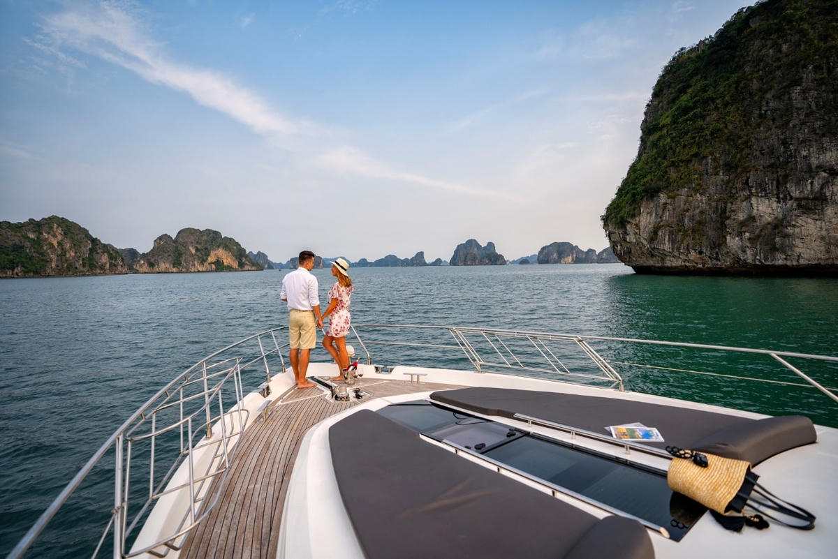 Khung cảnh biển trời thênh thang, hút tầm mắt trên du thuyền FLC  Albatross.