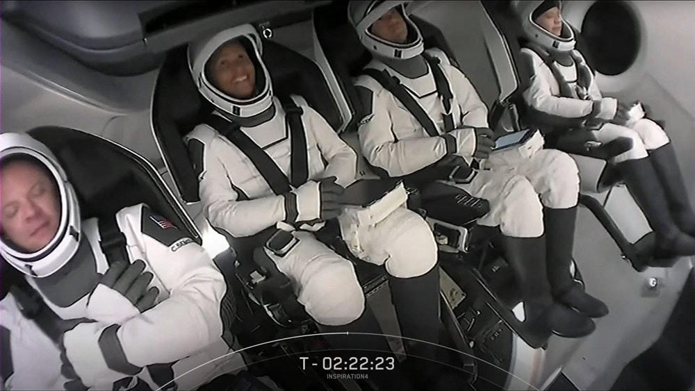 Bốn phi hành gia không chuyên tham gia chuyến bay vào vũ trụ của Tập đoàn Space X. (Ảnh: AFP/TTXVN).