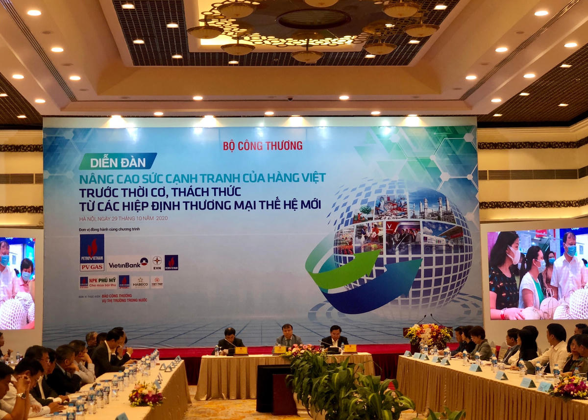 Các diễn giả trao đổi tại Diễn đàn.