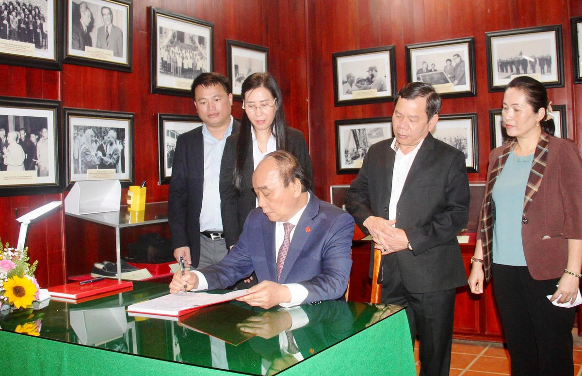 Chủ tịch nước Nguyễn Xuân Phúc ghi sổ lưu niệm tri ân công lao to lớn của cố Thủ tướng Phạm Văn Đồng.