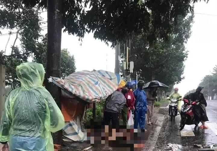 Hiện trường người đàn ông bị tường đổ sập đè trúng.