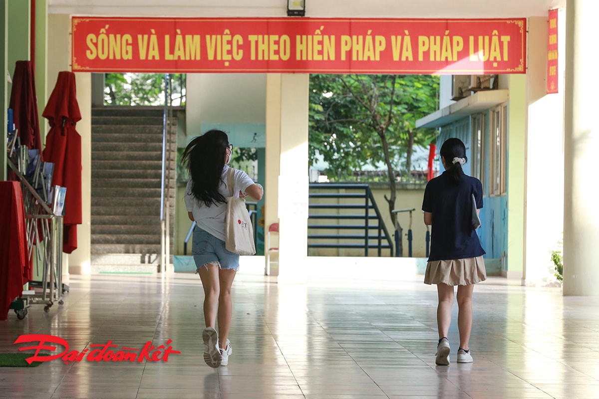 Vẫn có nhiều thí sinh đến muộn.