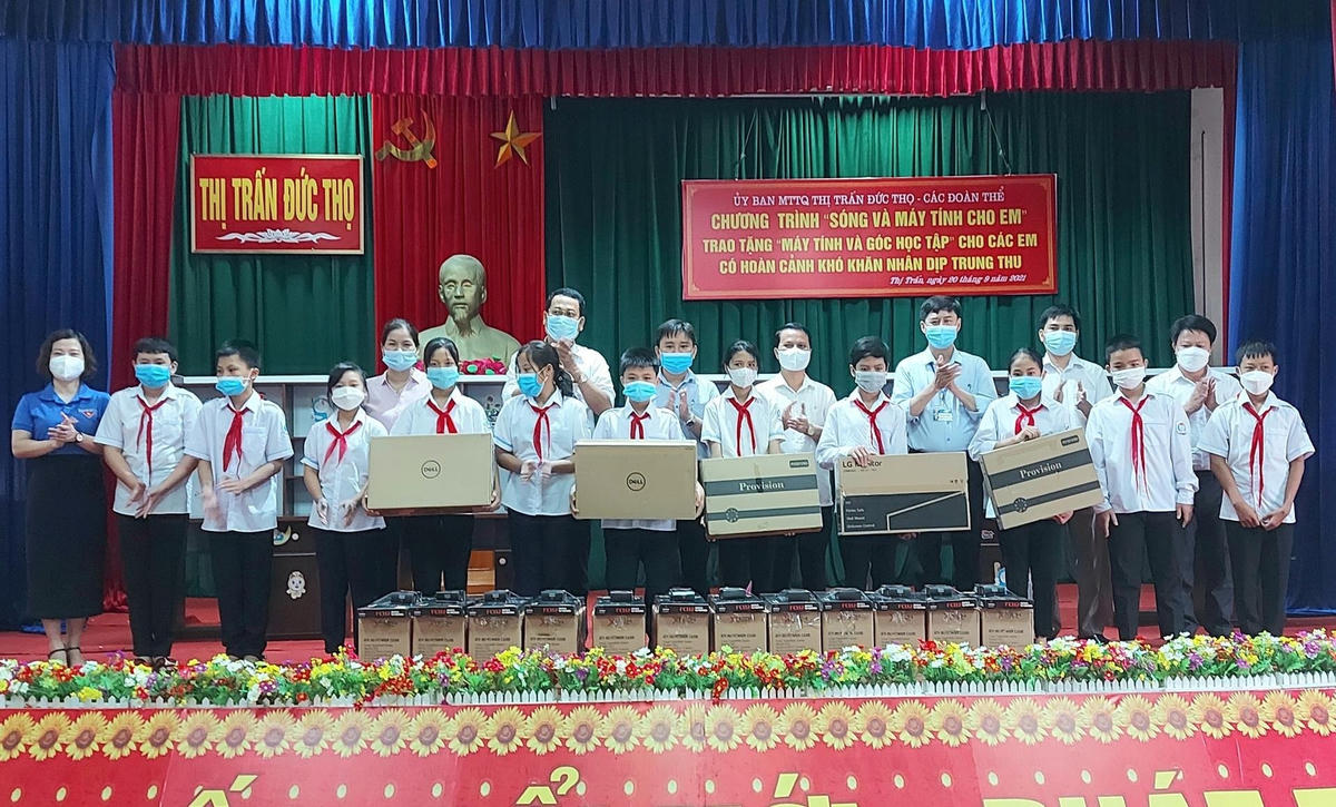  Ủy ban MTTQ thị trấn Đức Thọ (huyện Đức Thọ, tỉnh Hà Tĩnh) trao máy tính cho học sinh có hoàn cảnh khó khăn.