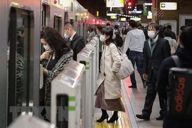 Người dân đeo khẩu trang phòng lây nhiễm Covid-19 tại Tokyo, Nhật Bản. Ảnh: THX/TTXVN.  