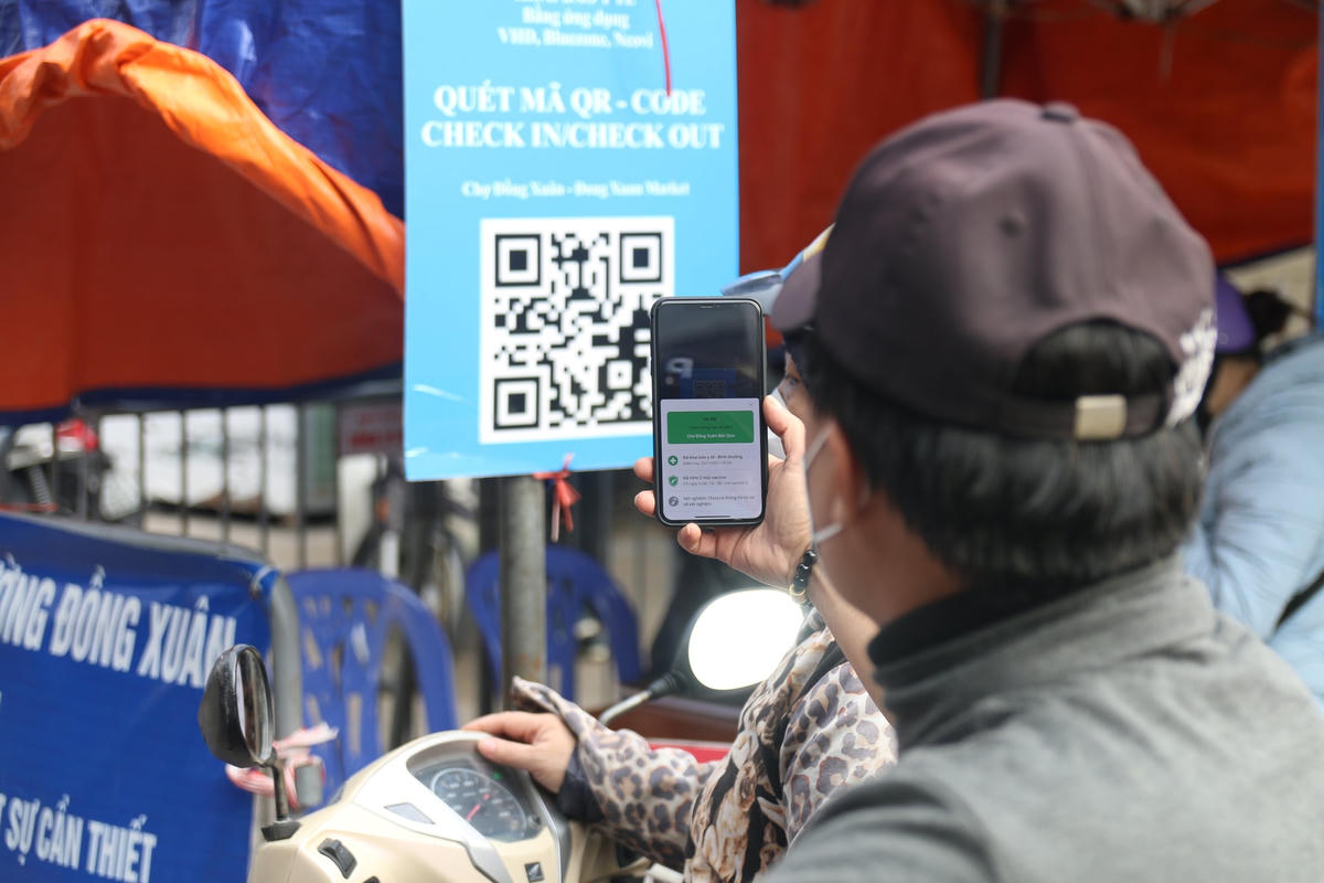 Một người dân đang quét mã QR.