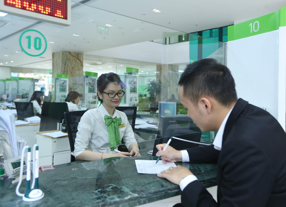 Các ngân hàng đang tìm cách để kích cầu tín dụng. Ảnh: Quang Vinh.