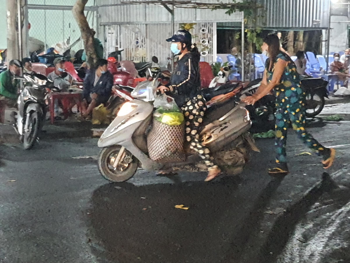 Chở cá đi kịp giao cho bạn hàng lức sáng sớm.