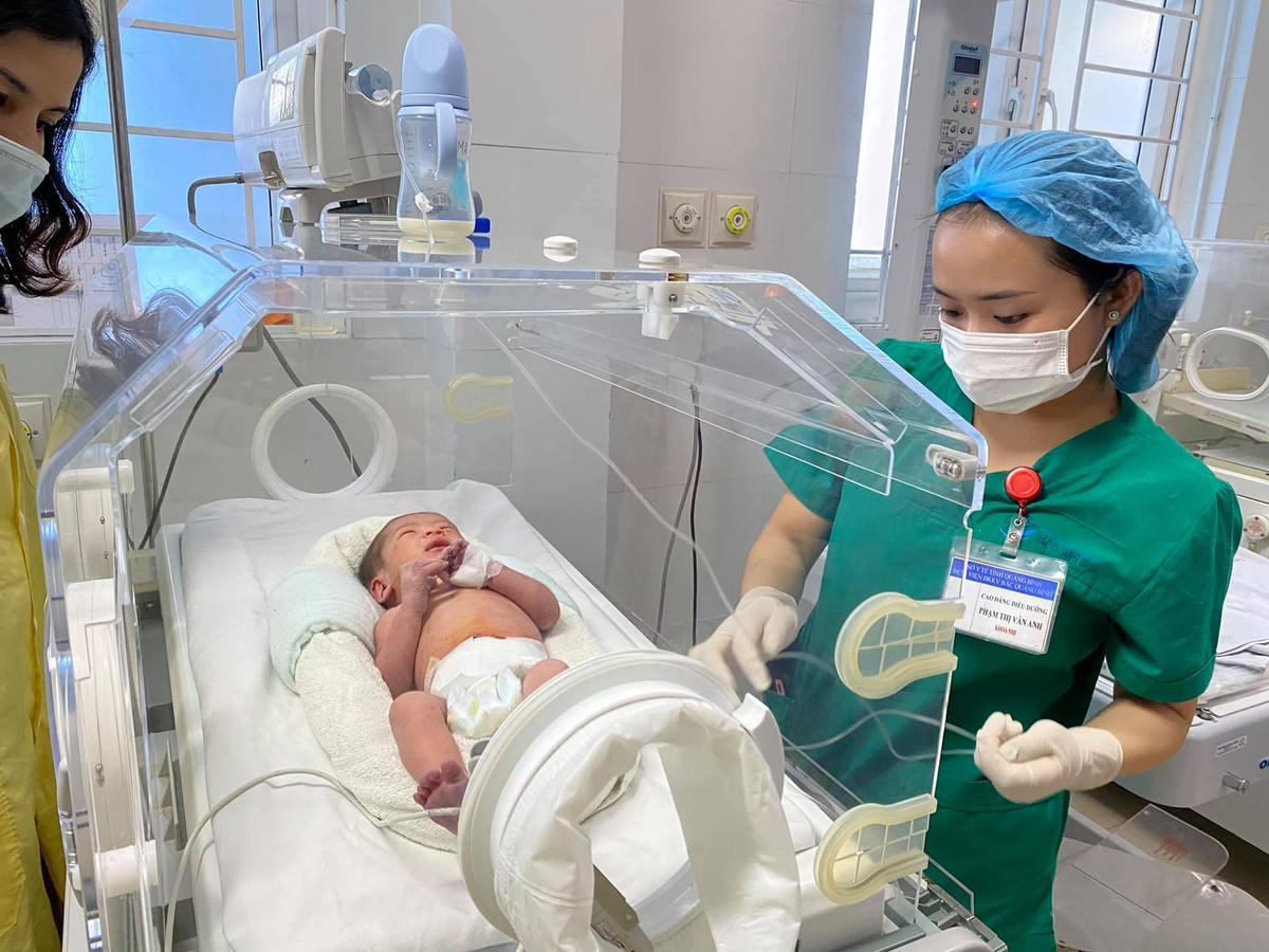 Cháu bé sơ sinh 2 ngày tuổi hiện đang được chăm sóc tại bệnh viện.