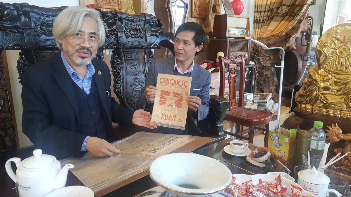 Nhà sưu tầm Nguyễn Phi Dũng “khoe” báo Cứu Quốc số Xuân năm 1943.