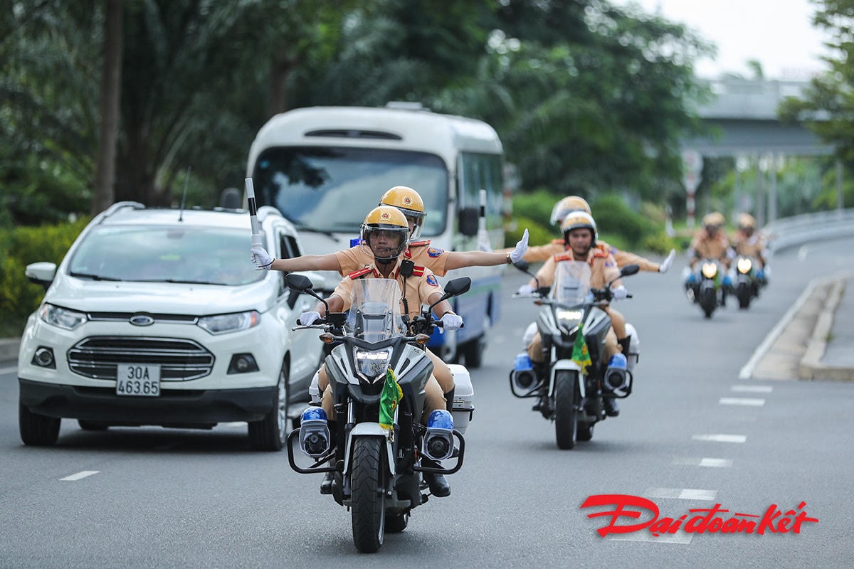 Các chiến sĩ CSGT đã không quản ngại thời tiết thất thường, luyện tập với tinh thần và ý thức về nhiệm vụ chính trị được giao.