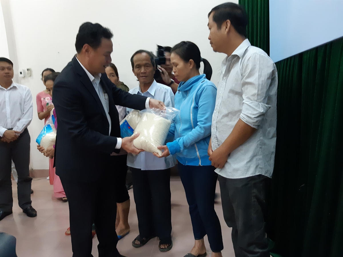 Trao tặng gạo cho người dân. Ảnh minh họa.