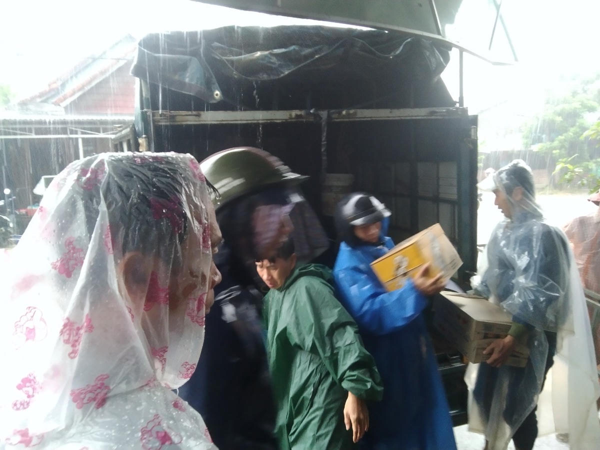 Hỗ trợ lương thực và di tản người dân đến nơi an toàn.