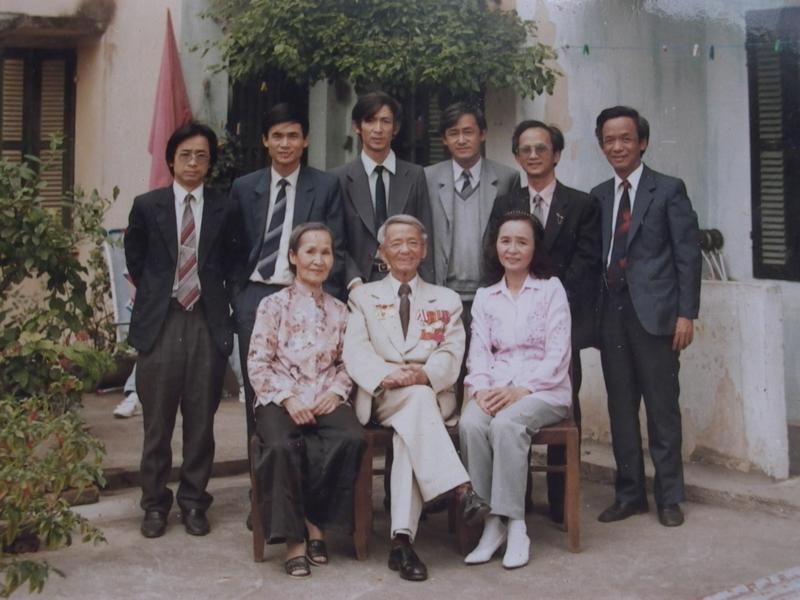 Vợ chồng nhà giáo Nguyễn Lân và 7 người con (thiếu con trai Nguyễn Lân Tuất vì lúc ấy đang ở Nga).    