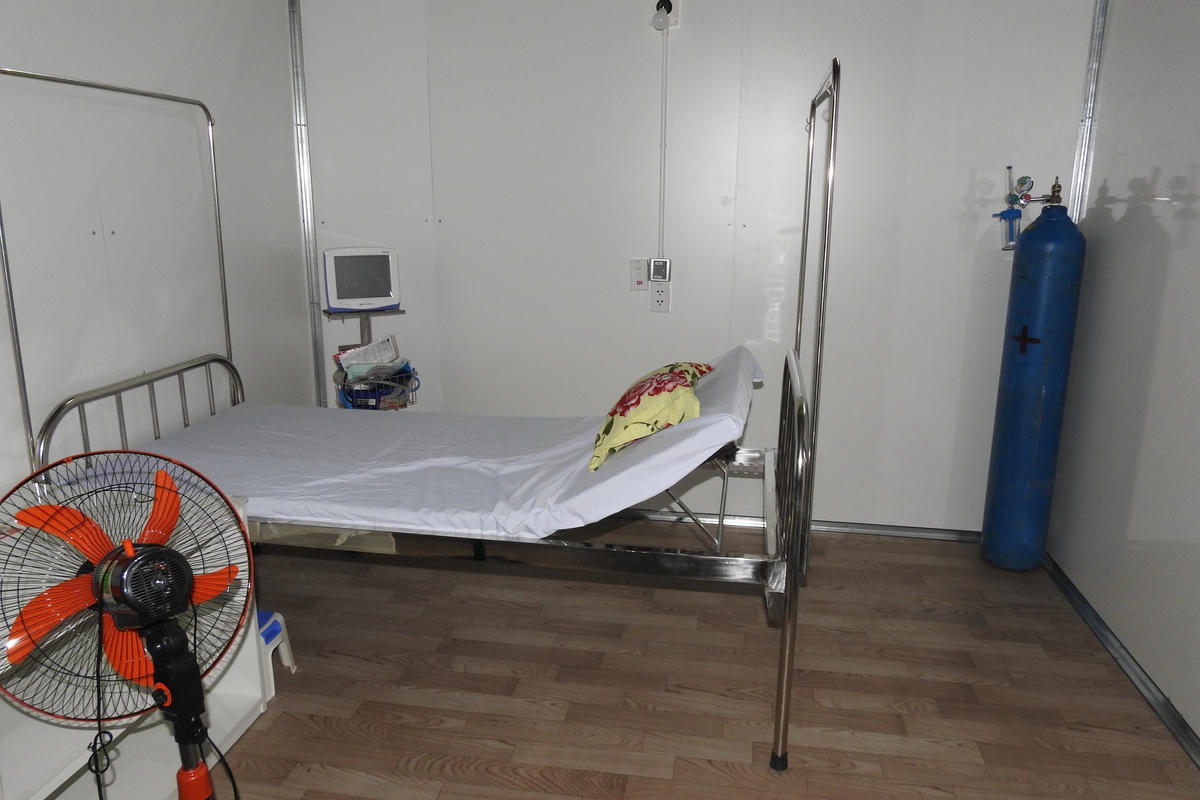 Trang thiết bị y tế bên trong buồng bệnh 1 giường. Ảnh Thanh Tùng.