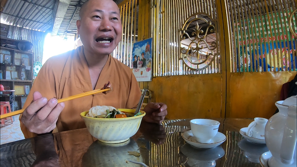 Ông Phúc mặc trang phục Phật giáo, ăn thịt cá.