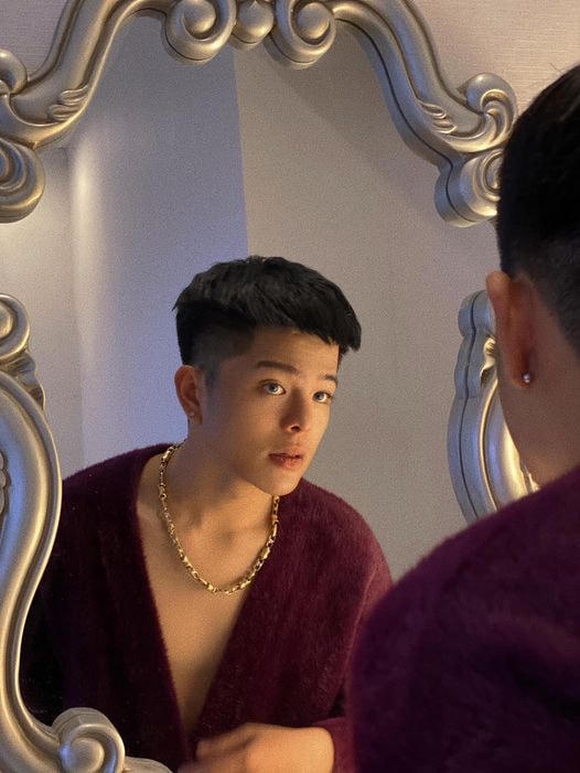 Quán quân The Voice Kids 2013 Quang Anh giờ đã là một chàng trai chính hiệu. Anh gửi tặng khán giả bản phôi mới cho ca khúc Chiếc khăn Piêu, ca khúc gắn với hành trình thi The Voice Kids của anh.