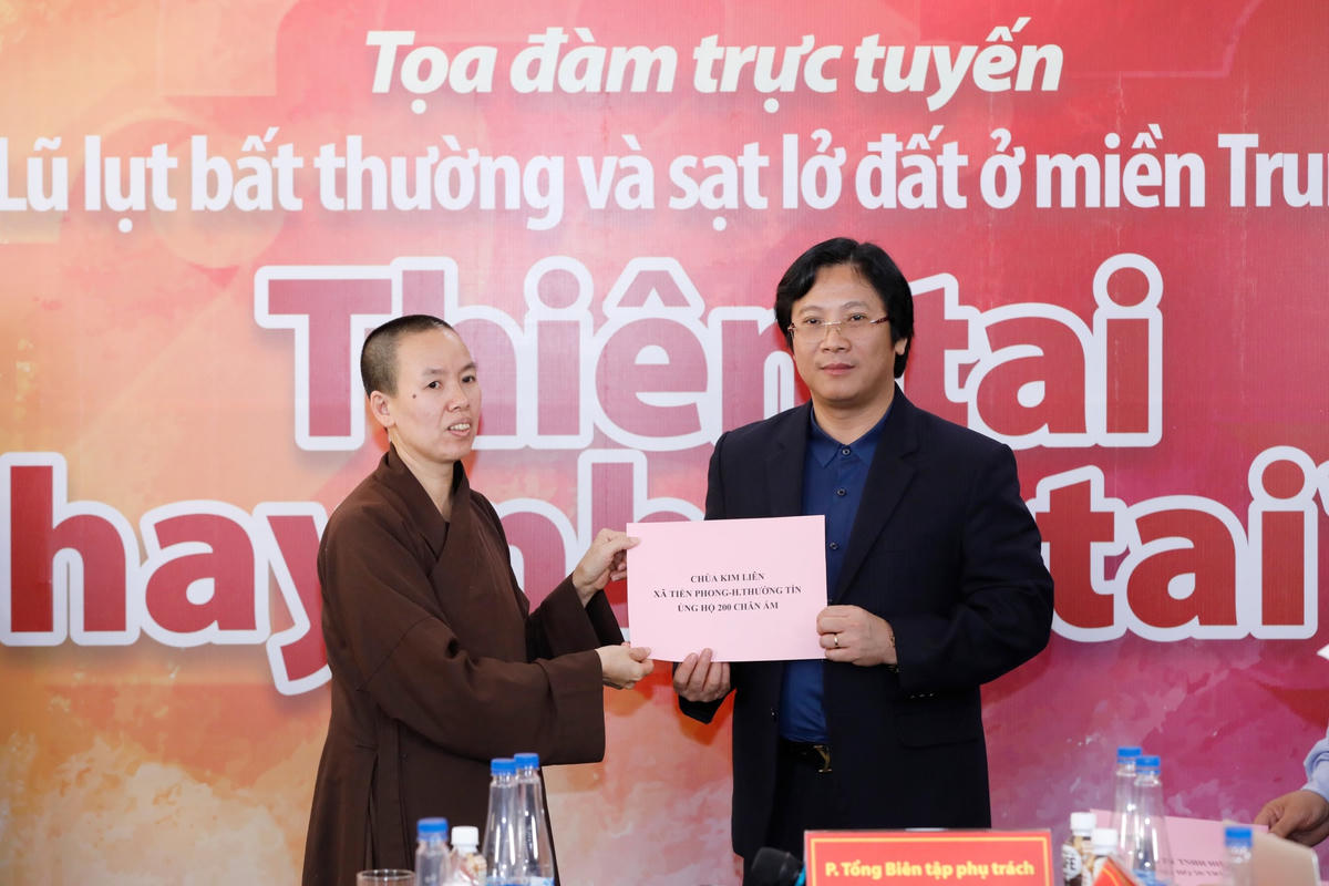 Ông Lê Anh Đạt - Phó Tổng biên tập phụ trách báo Đại Đoàn Kết tiếp nhận ủng hộ từ các nhà hảo tâm gửi tới đồng bào miền Trung bị ảnh hưởng do thiên tai. Ảnh: Quang Vinh.