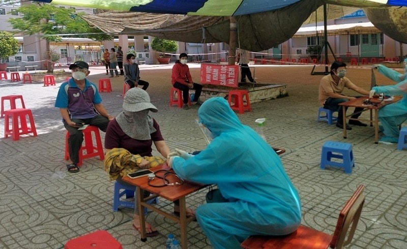 Khám sàng lọc cho người dân trước khi tiêm chủng tại Tây Ninh. Ảnh: Anh Văn.
