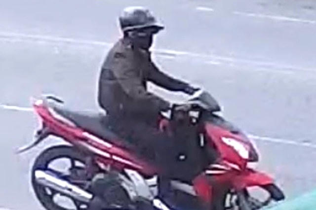Đối tượng bỏ chạy sau khi cướp ngân hàng bất thành.  