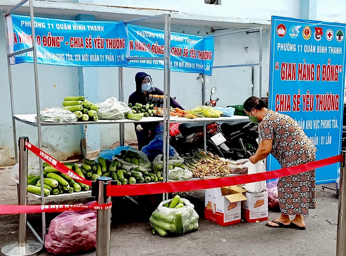 Mô hình “Gian hàng 0 đồng chia sẻ yêu thương” phục vụ bà con nhân dân vùng dịch quận Bình Thạnh, TP HCM.