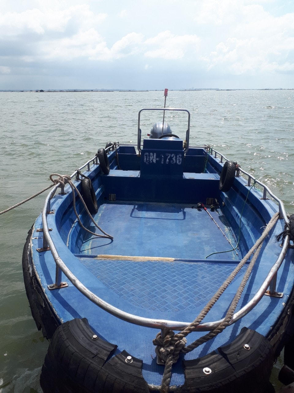 Xuồng bị đâm chìm khiến anh Ngô Thạch Tú tử vong trên biển.