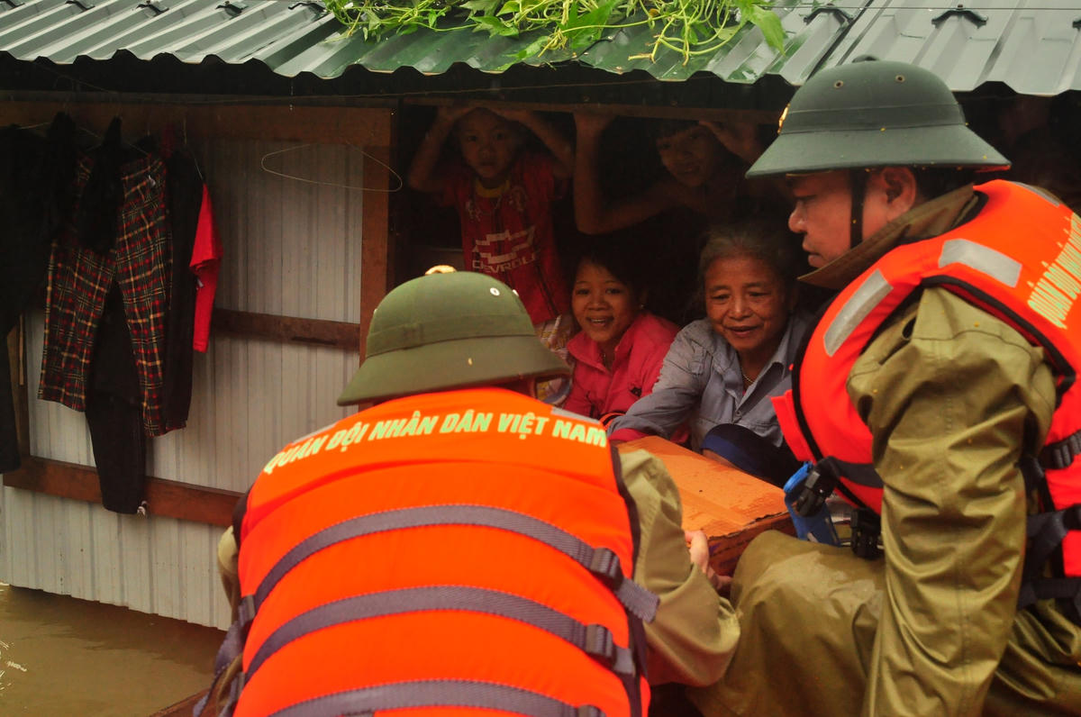 Người dân Tân Hóa an tâm sống chung với lũ trên những nhà phao.