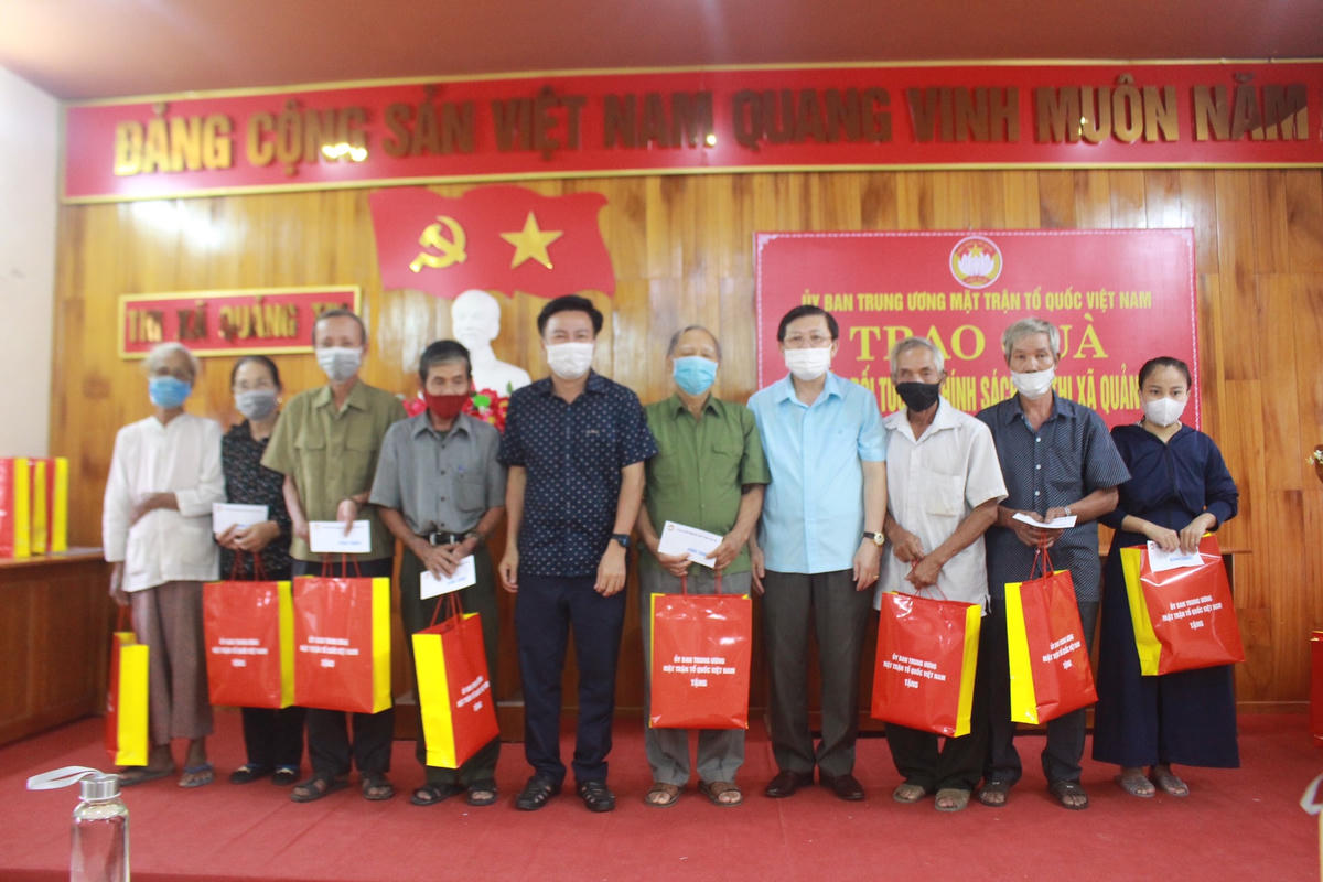 Phó Chủ tịch Nguyễn Hữu Dũng trao quà các gia đình chính sách, người có công với cách mạng tại thị xã Quảng Trị.